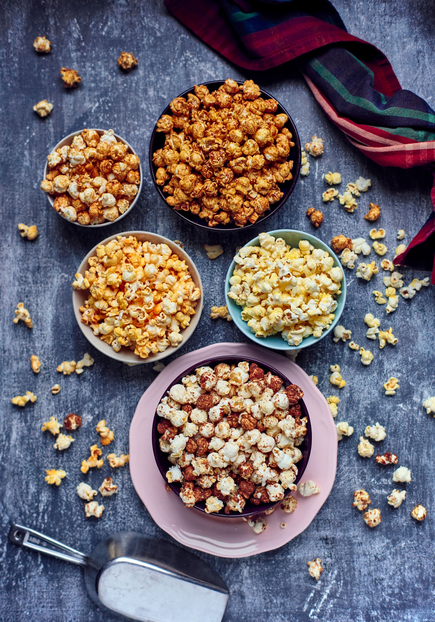 Golden caramel popcorn in a bowl